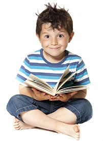 Jongen met open boek in schoot